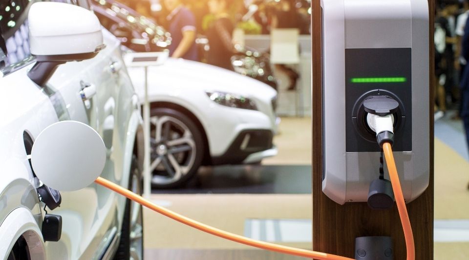 voiture électrique qui se recharge avec une prise sur une borne électrique wallbox à domicile